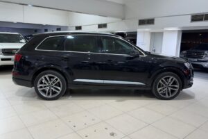 Audi Q7 / 2019 (Black)