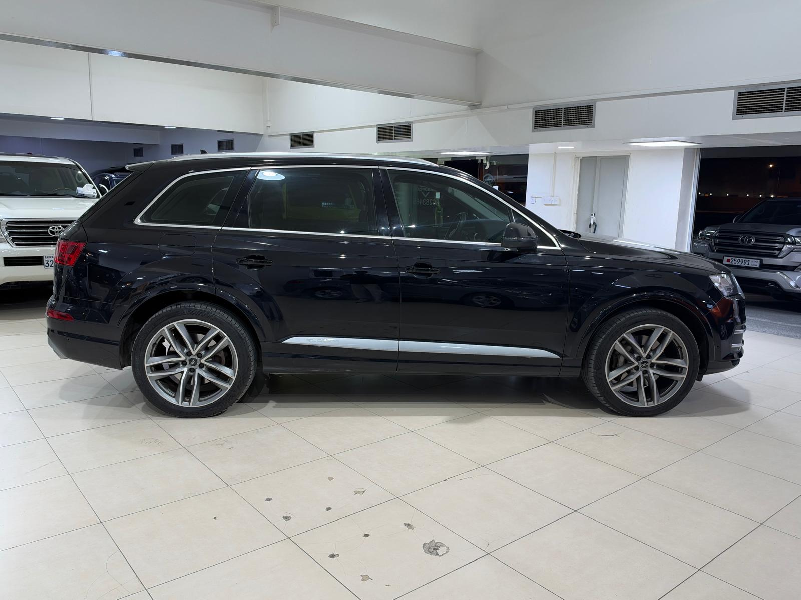 Audi Q7 / 2019 (Black)
