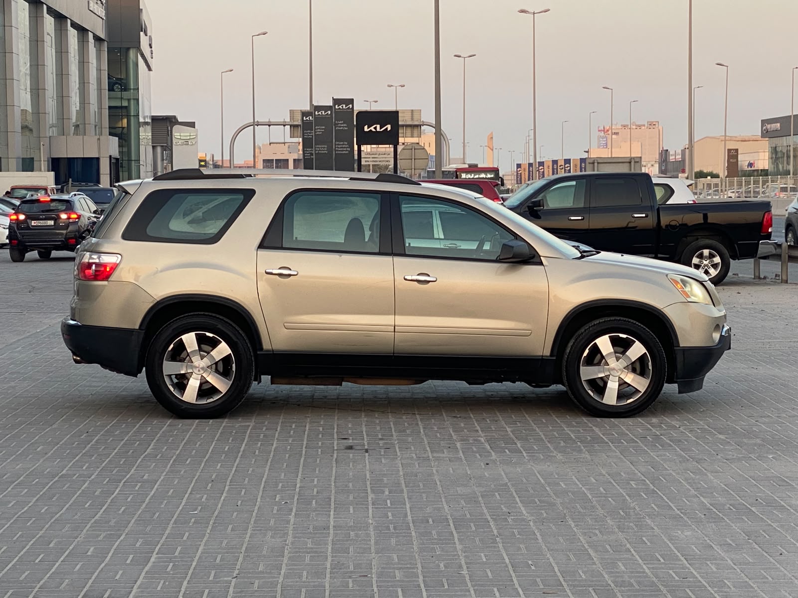 GMC Acadia 2011 (Gold)