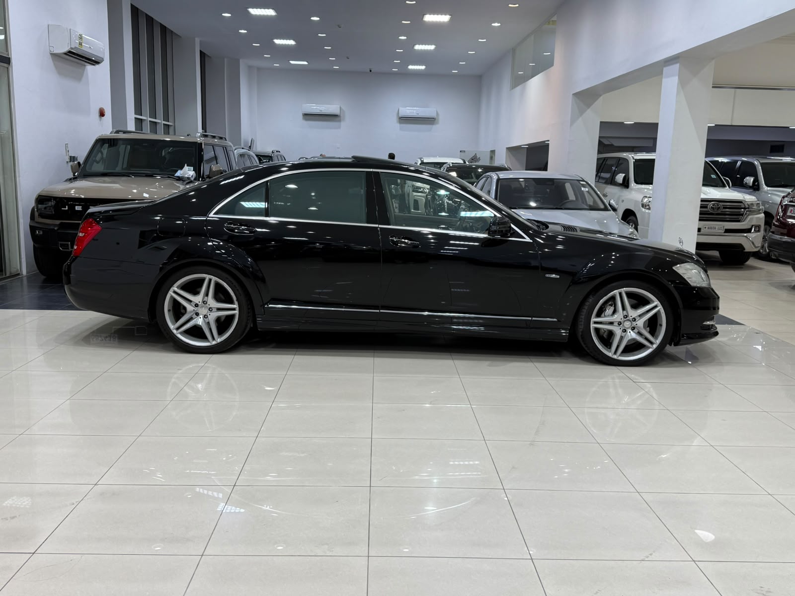 Mercedes Benz S-500 / 2012 (Black)