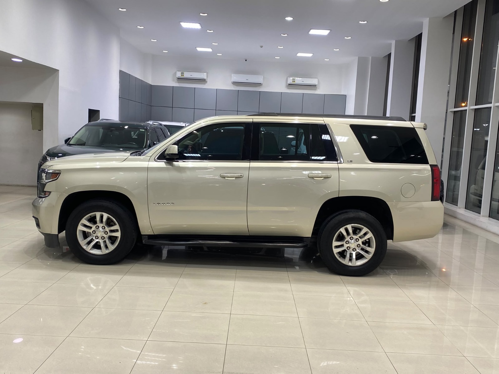Chevrolet Tahoe LS 2016 (Gold)