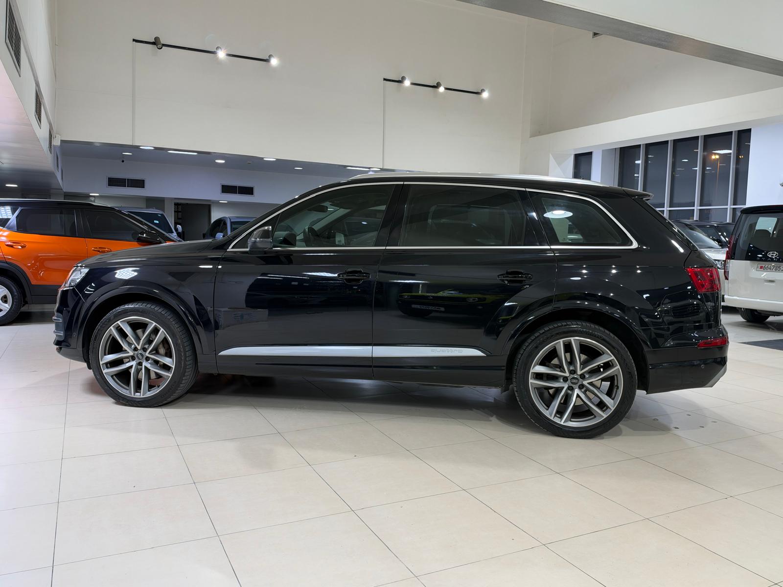Audi Q7 / 2019 (Black)