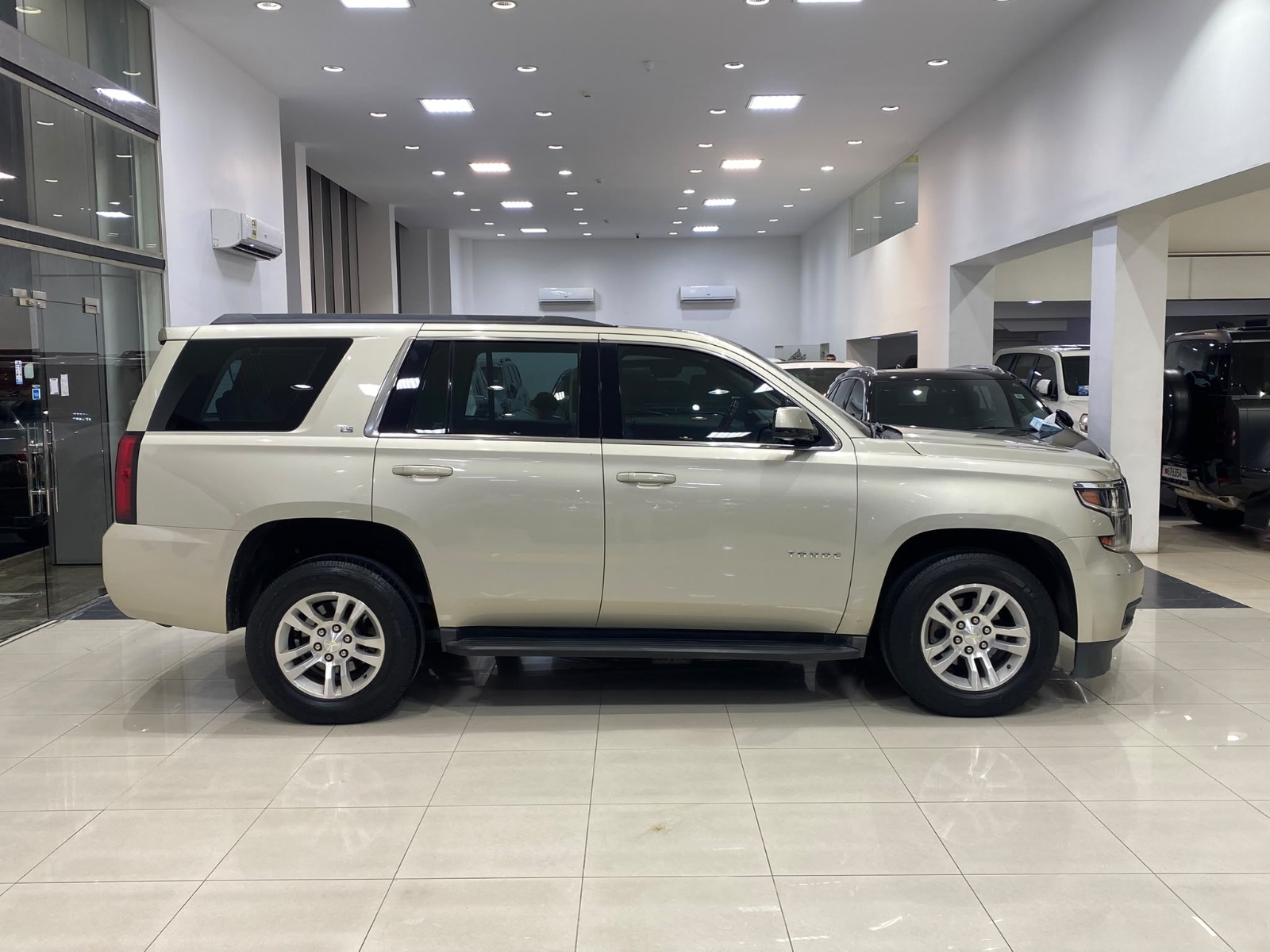 Chevrolet Tahoe LS 2016 (Gold)