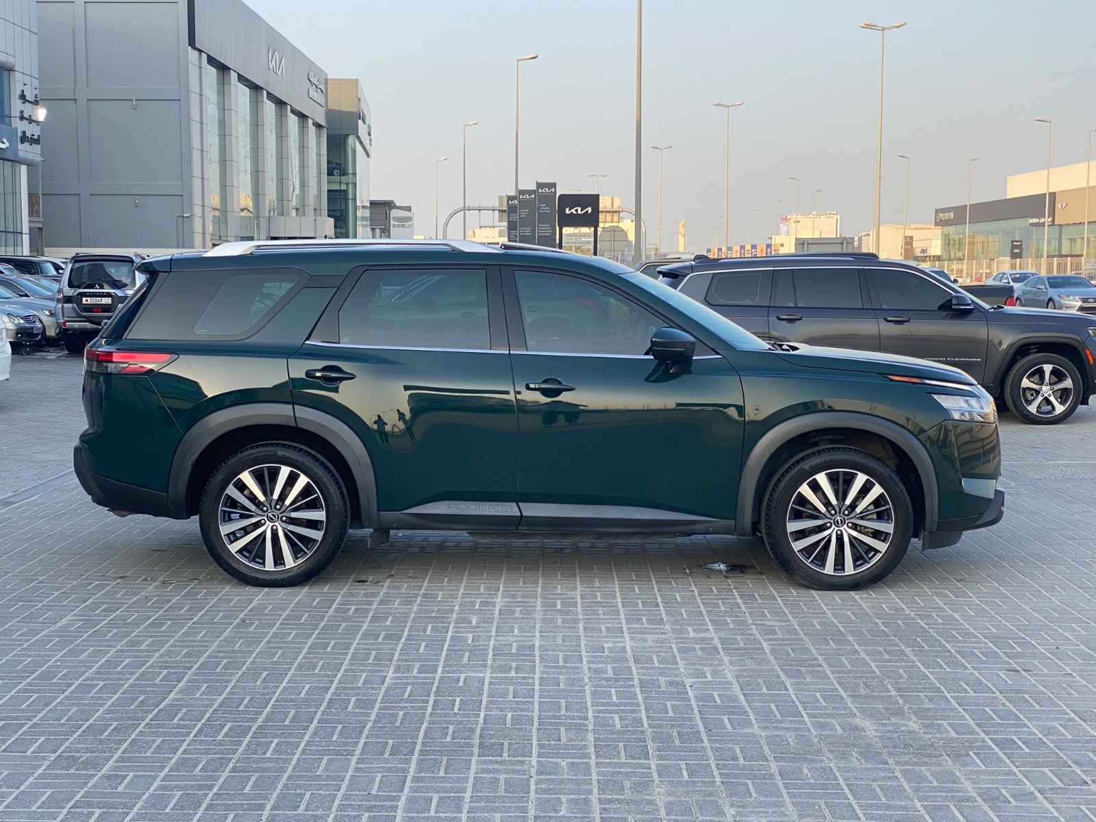 Nissan Pathfinder 2022 (Grey)