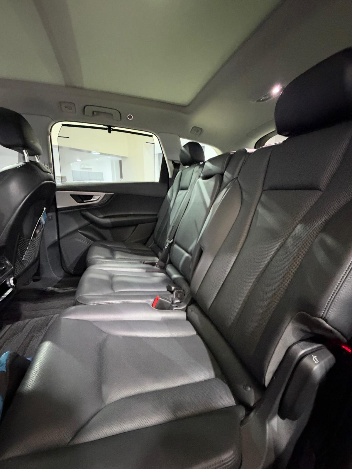 Audi Q7 / 2019 (Black)