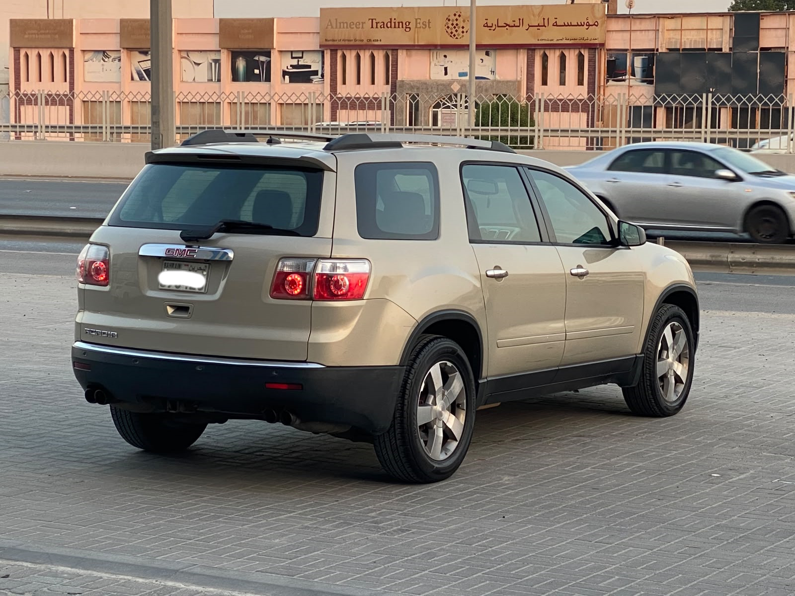 GMC Acadia 2011 (Gold)