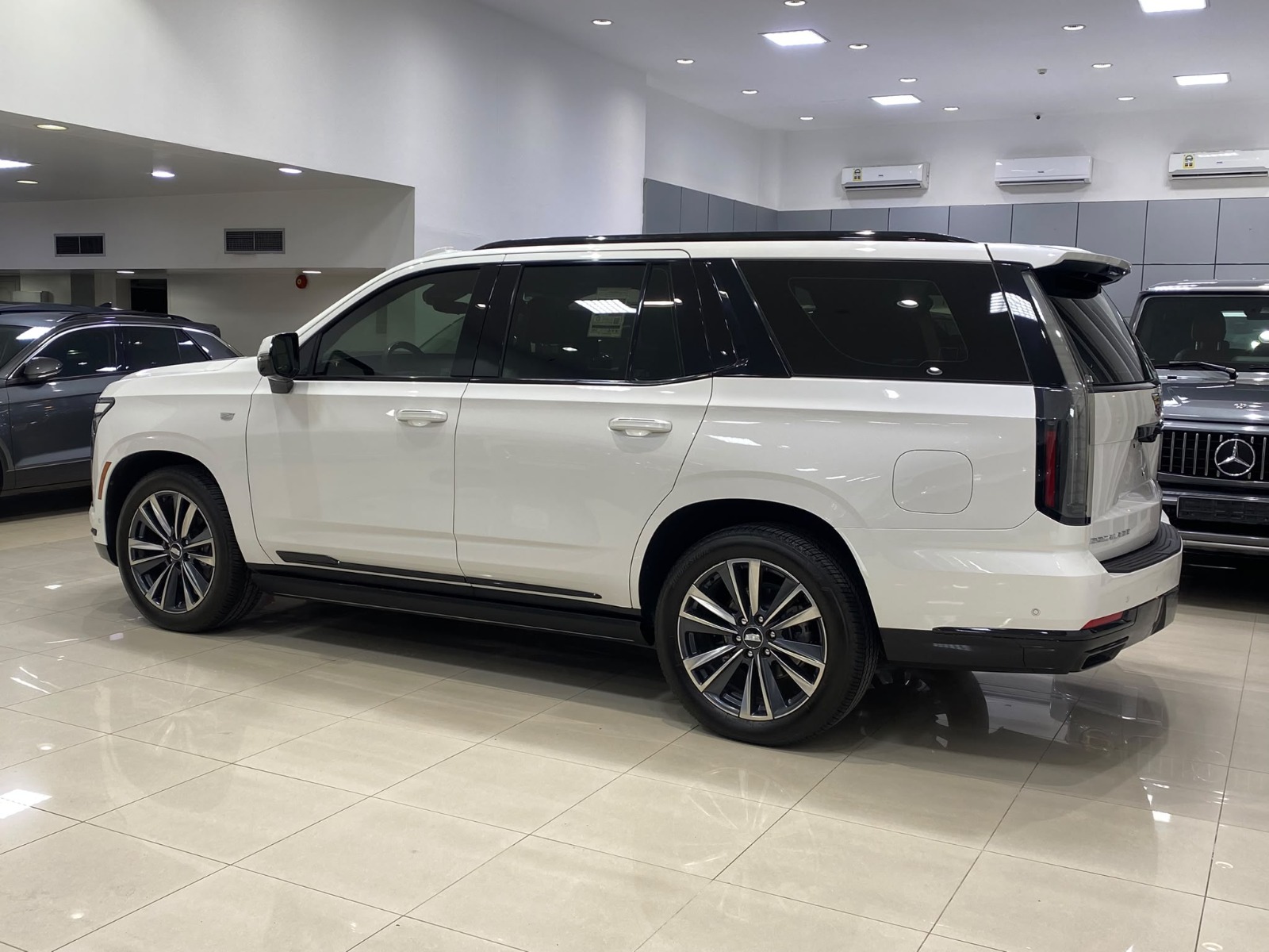 Cadillac Escalade 600 / 2025 (White)