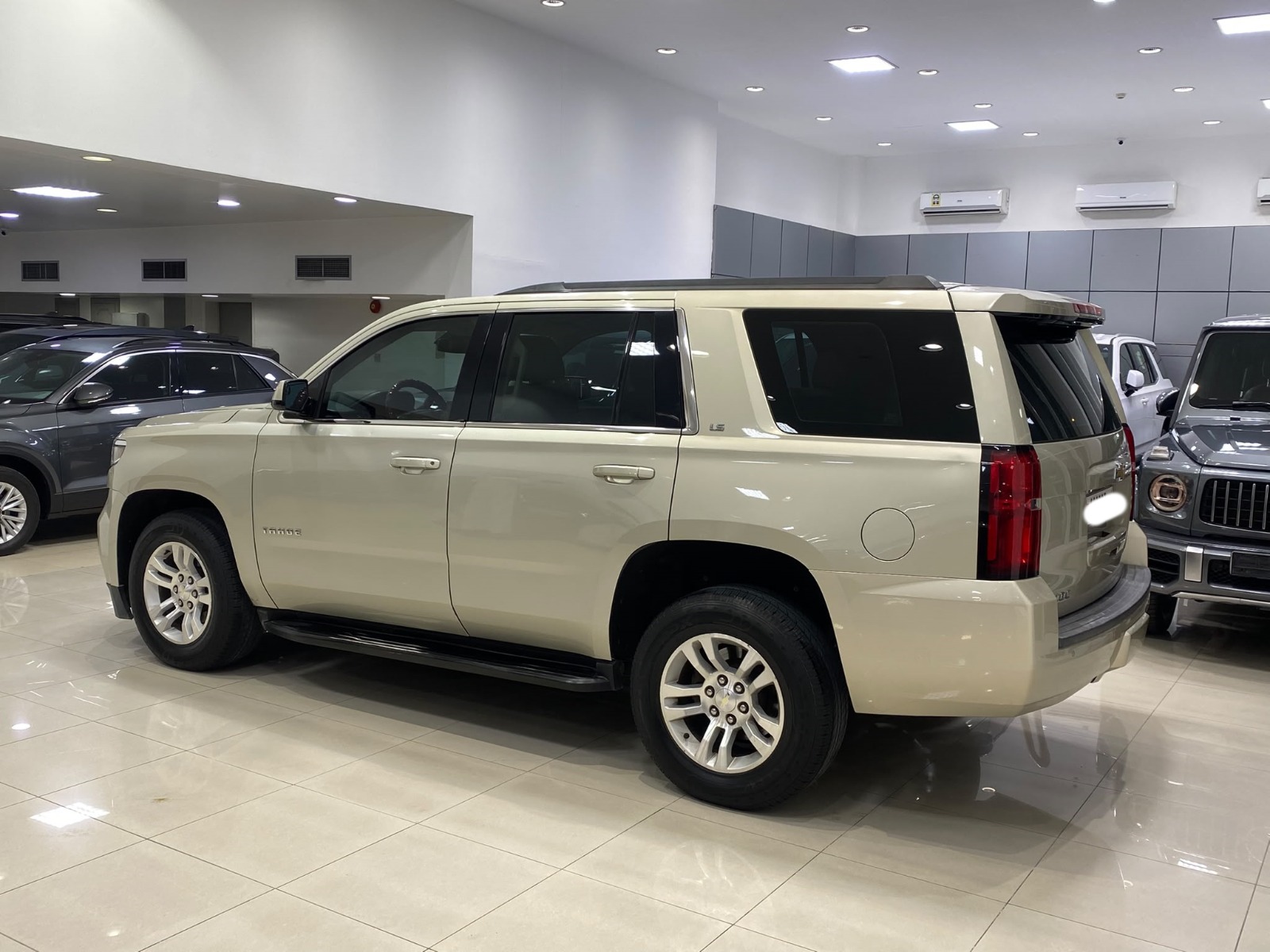 Chevrolet Tahoe LS 2016 (Gold)
