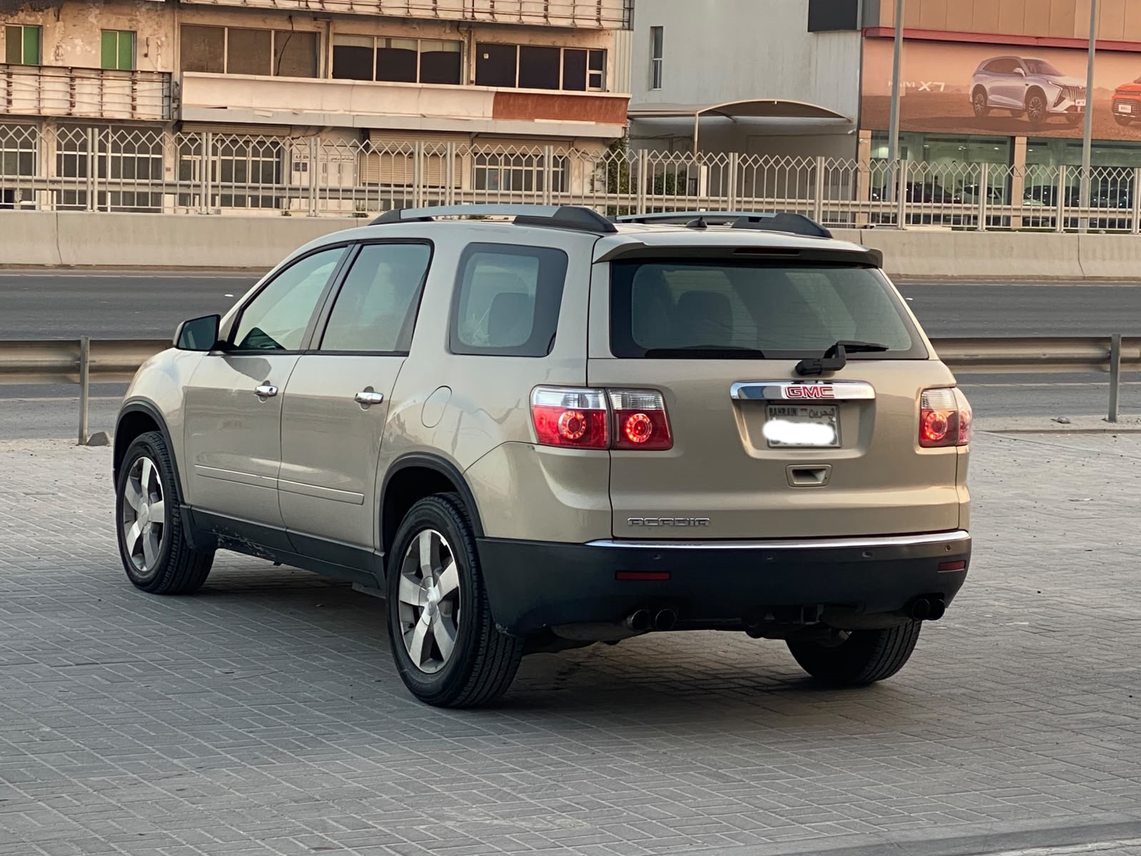 GMC Acadia 2011 (Gold)