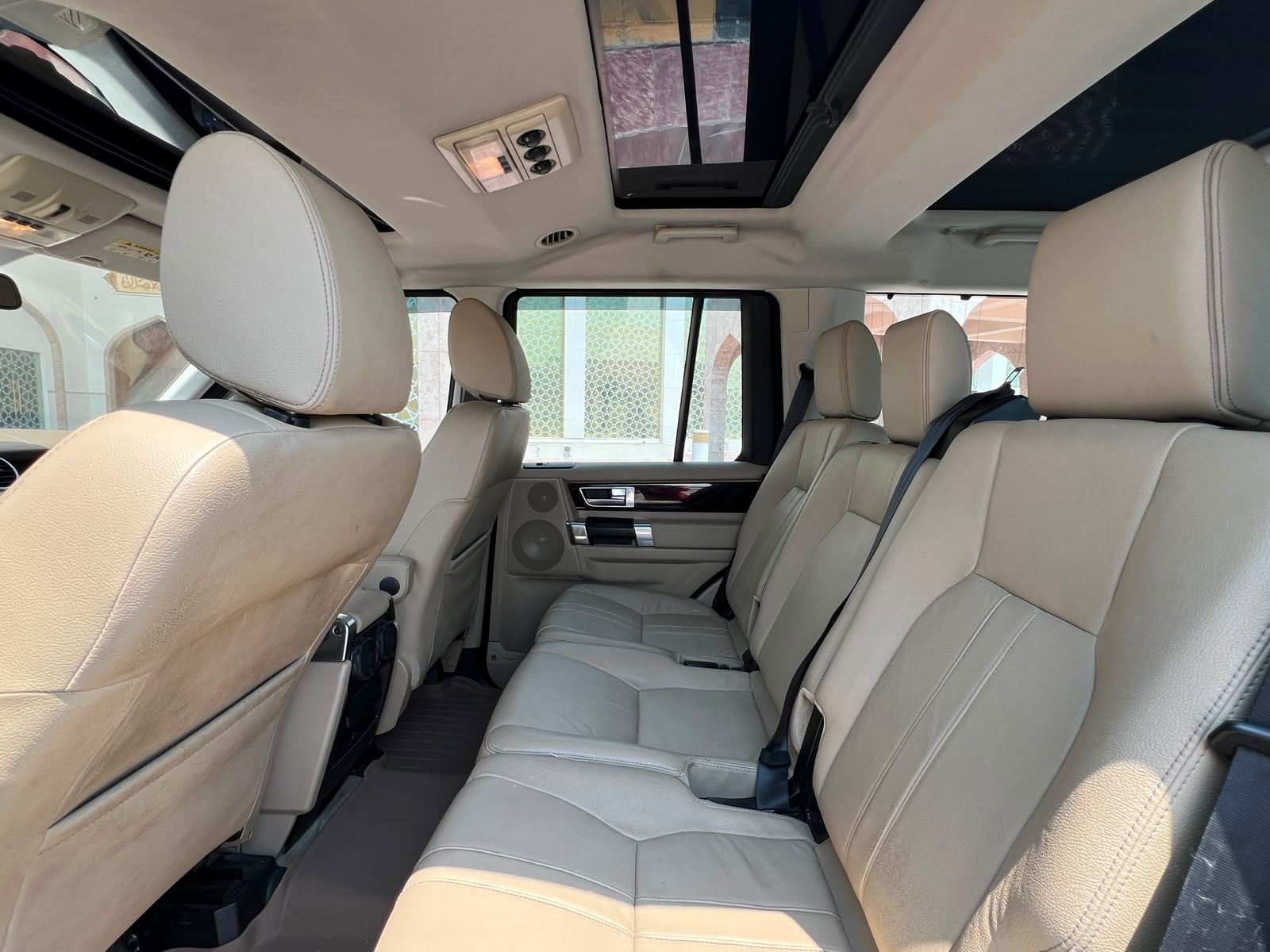 FOR SALE: LAND ROVER LR4 Model: 2010