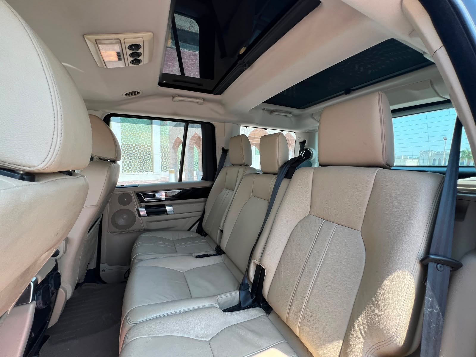 FOR SALE: LAND ROVER LR4 Model: 2010