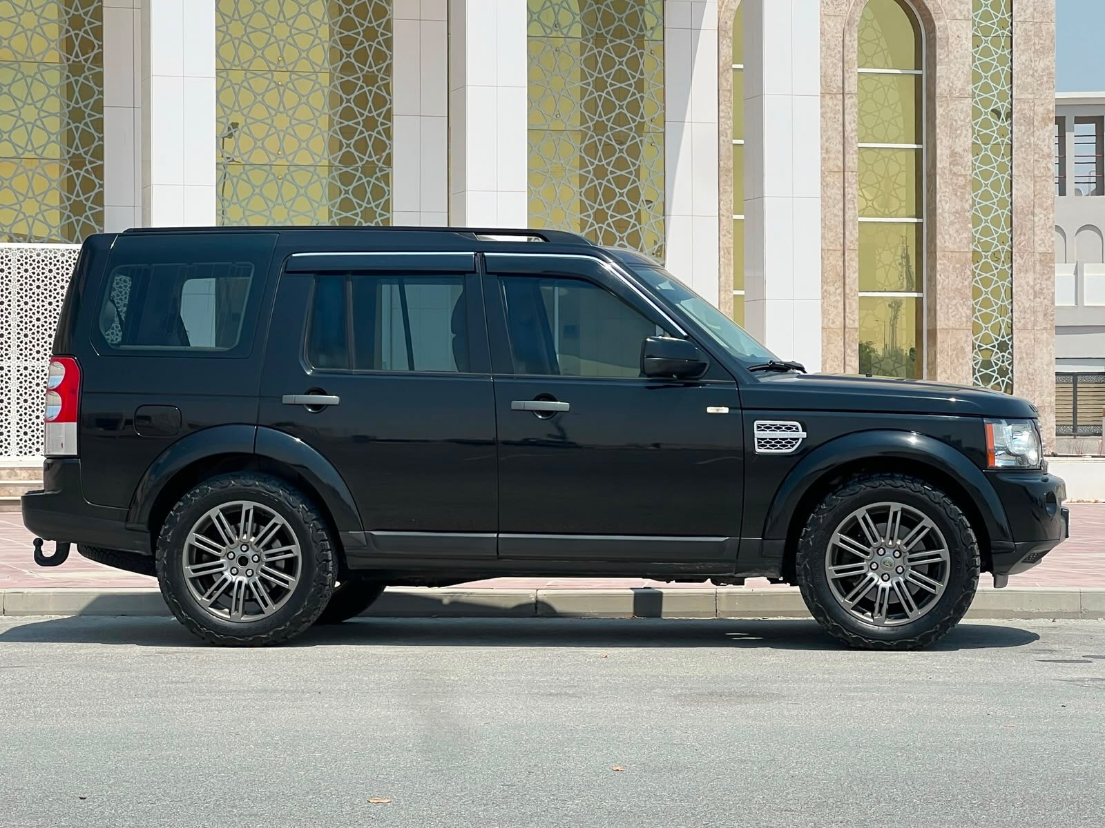 FOR SALE: LAND ROVER LR4 Model: 2010